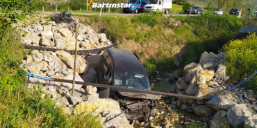 kozcagiz-yolunda-arac-kanala-uctu