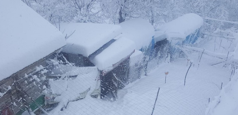 Köy yolları kapandı, kar kalınlığı iç kesimlerde 1 metre