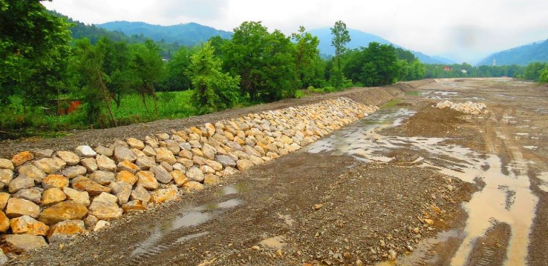 Kumluca çayında taş tahkimatı ortaya çıkmaya başladı