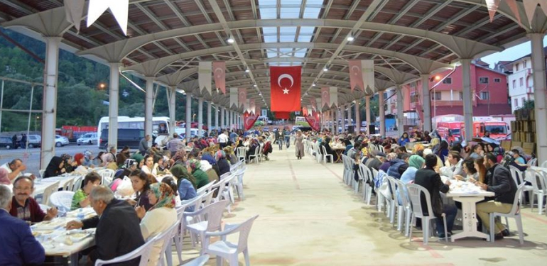 Kumluca’da 1250 kişilik dev sofra