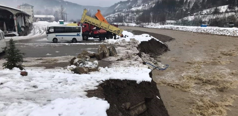 Kumluca kapalı pazarı sel riski altında