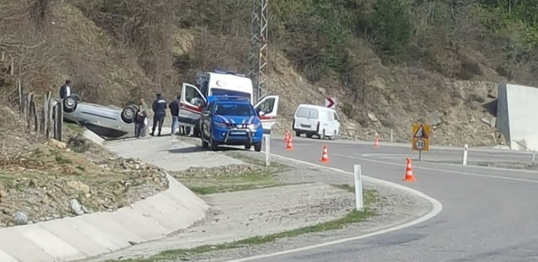 Kontrolü kaybeden otomobil ters döndü