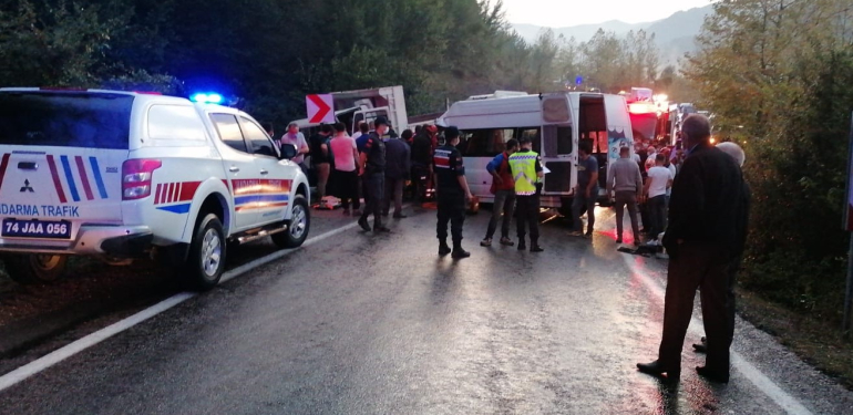 Kumluca’da feci kaza! Orman İşçisi taşıyan minibüs ile kamyon çarpıştı