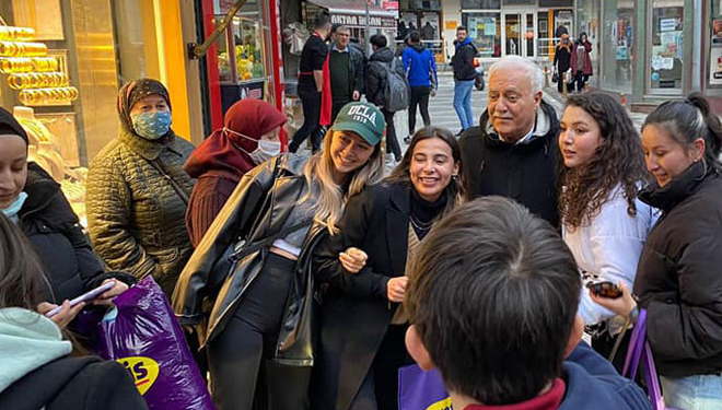 Nihat Hatipoğlu Bartın’da büyük ilgi gördü! Caddede gören koştu