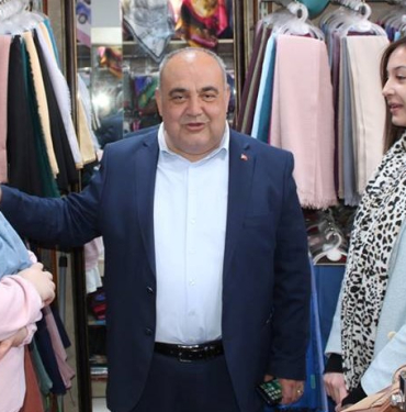 secim-turunda-kizlari-aldatmazi-yalniz-birakmadi