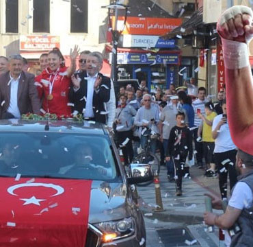 sennur-demir-bartinda-krallar-gibi-karsilandi..