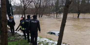 sular-altinda-kalani-otomobili-itfaiye-kurtardi