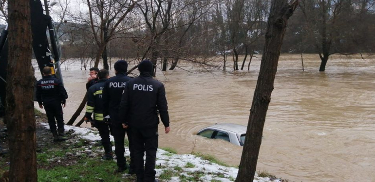 Bartın ırmağı park halindeki otomobili yuttu