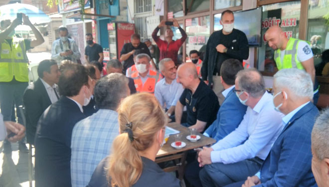 Kumluca’da Bakan Karaismailoğlu’nun üzerine çay döküldü