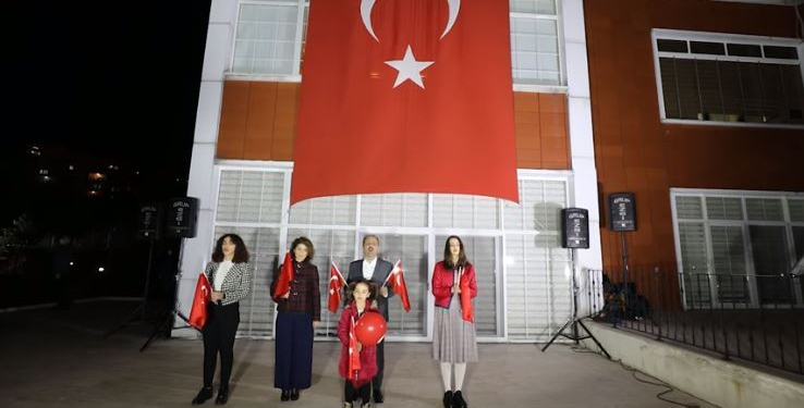 Bartın, akşam karanlığında İstiklal Marşı okudu