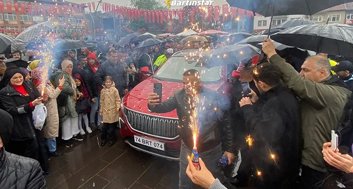 Yerli otomobil TOGG Bartın’da popstar gibi karşılandı