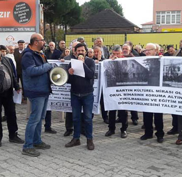 yikilan-eml-icin-boyle-eylem-yapmislardi