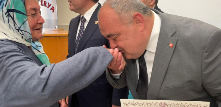 Aldatmaz mazbatayı aldı, annesinin elini öptü