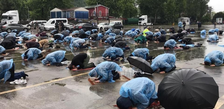 Zonguldak Valisi “özledik” dedi yağmur altında Cuma kıldı