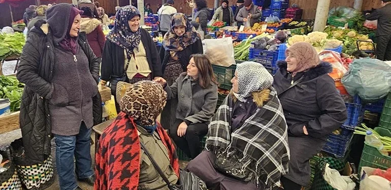 Aysu Bankoğlu pazarın ortasına oturdu, bir bir anlattı