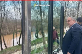 bartında sel bariyerinin camları takılmaya başlandı2