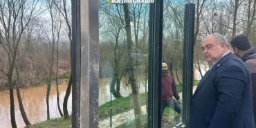 bartında sel bariyerinin camları takılmaya başlandı2