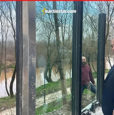 bartında sel bariyerinin camları takılmaya başlandı2