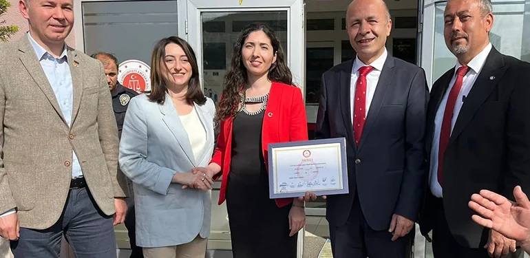 Amasra’da gerginlik bitti, Recai Başkan mazbatayı aldı