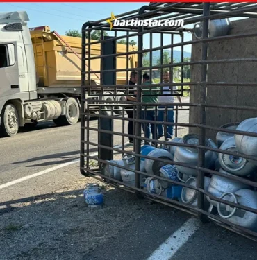 Faciaya ramak kala! Tüp kamyonuna hafriyat kamyonu çarptı