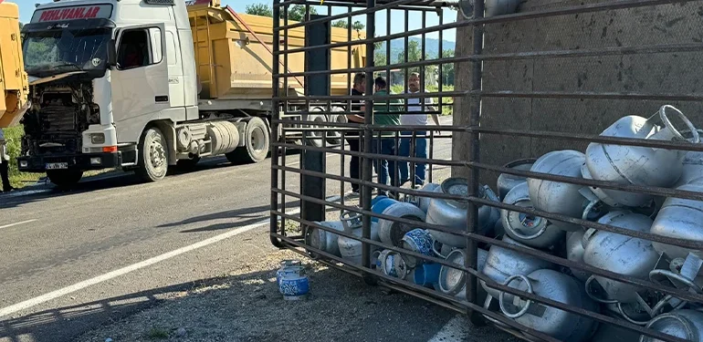 Faciaya ramak kala! Tüp kamyonuna hafriyat kamyonu çarptı