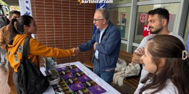 BARÜ’ye gelen öğrencileri otogarda Rektör karşıladı