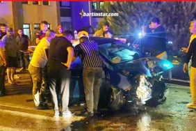 Bariyerlere çarpan otomobildeki anne ve kızı yaralandı