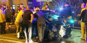 Bariyerlere çarpan otomobildeki anne ve kızı yaralandı