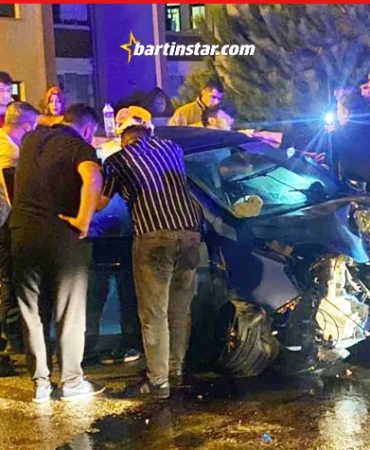 Bariyerlere çarpan otomobildeki anne ve kızı yaralandı
