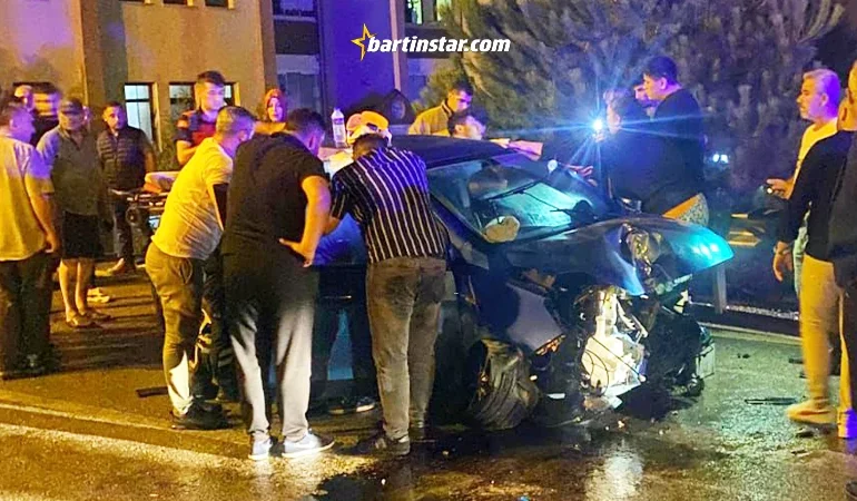 Bartın-Amasra kavşağında bariyere çarptı, anne kız yaralandı