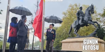 Sağanak bastırınca gazilere şemsiye tuttular