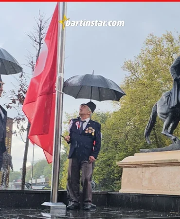 Sağanak bastırınca gazilere şemsiye tuttular