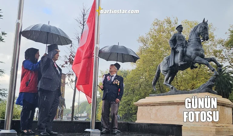 Sağanak bastırınca gazilere şemsiye tuttular