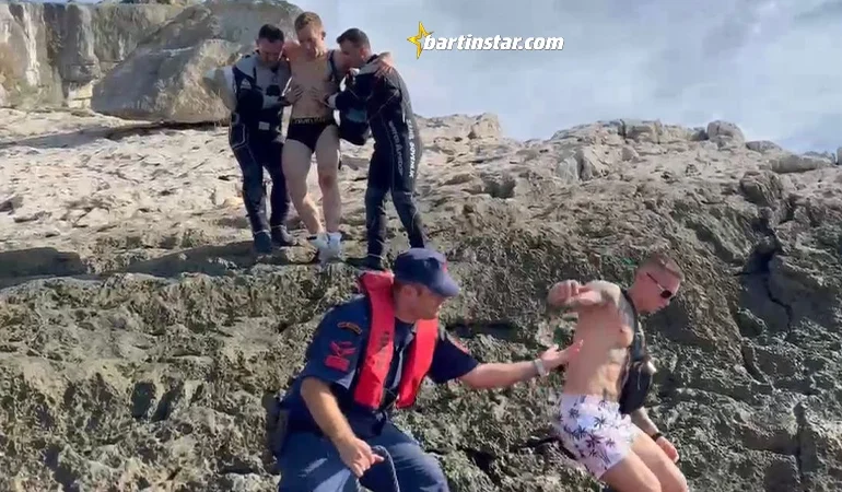 Amasra’da kayalıklara düşen Rus turisti DEDAK timi kurtardı