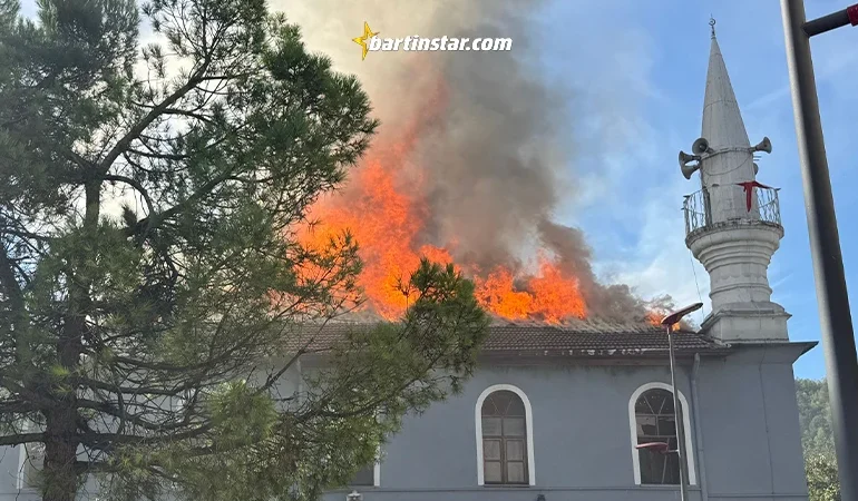 Ulus’ta efsanelere konu olan Hasandede Camii yandı