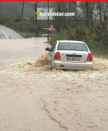 Bartında ırmak yükseliyor, güne damga vuran önlem Kum çuvalları5