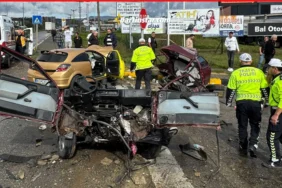 Otomobilin sadece direksiyonu kaldı! O kaza kamerada