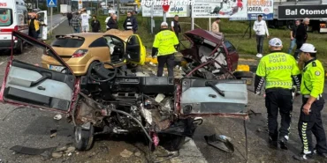 Otomobilin sadece direksiyonu kaldı! O kaza kamerada