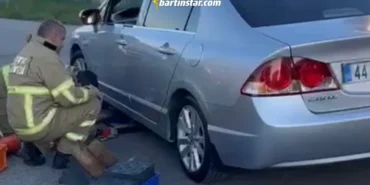 Yaralanan köpek, girdiği park halindeki otomobilin altına sıkıştı1