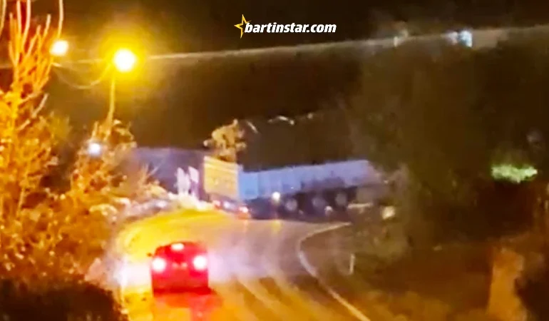 Tomruk yüklü TIR kaydı, yol ulaşıma kapandı
