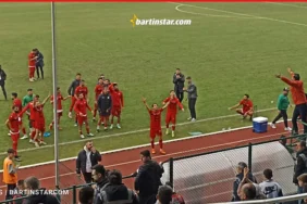bartınspor sahasında galibiyeti kutladı