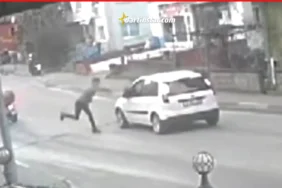 Motosikletine çarpan otomobilin sürücüsüne kaskını fırlatıp