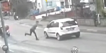 Motosikletine çarpan otomobilin sürücüsüne kaskını fırlatıp
