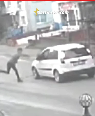 Motosikletine çarpan otomobilin sürücüsüne kaskını fırlatıp