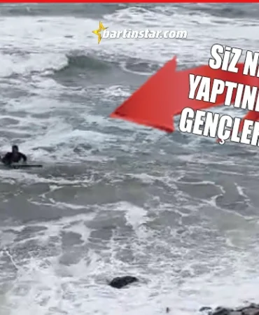 Bu havada sörf yapmaya kalktılar, canlarını zor kurtardılar