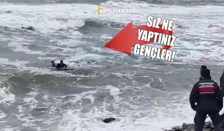 Bu havada sörf yapmaya kalktılar, canlarını zor kurtardılar
