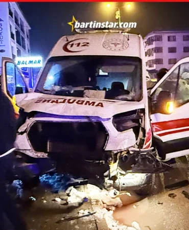 bartında ambulansla otomobil çarpıştı