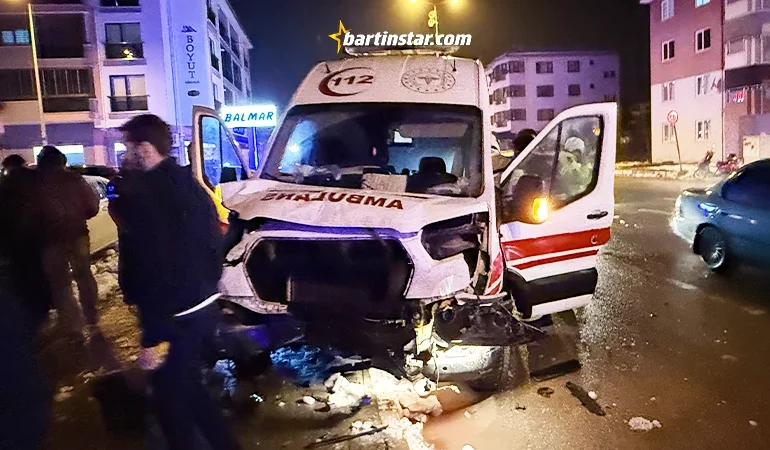 Bartın’da ambulans ile otomobil çarpıştı: 7 yaralı