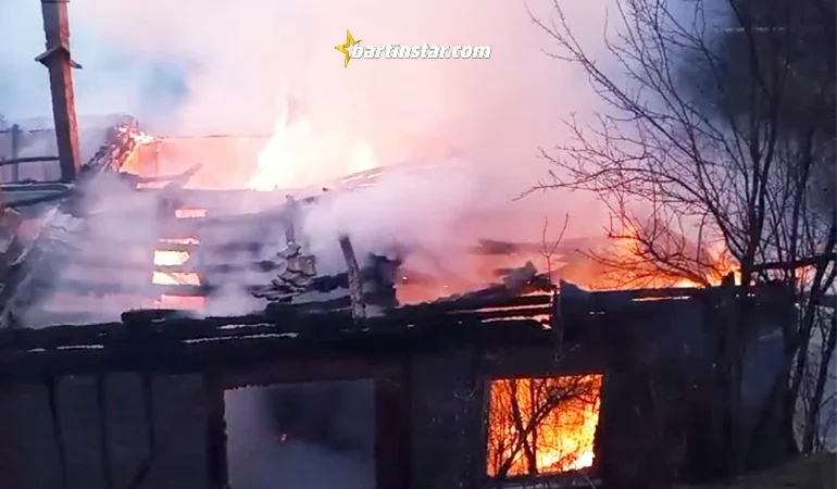 Ulus’ta yangın! 3 kişi kendini son anda dışarıya attı