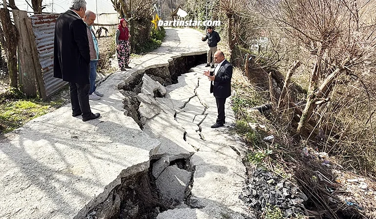 Yol çöktü